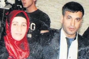 "Alo polis şu anda eşimi &ouml;ld&uuml;r&uuml;yorum"