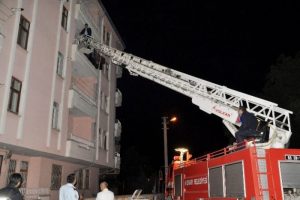 &Ccedil;ocuk kapıyı a&ccedil;mayınca...