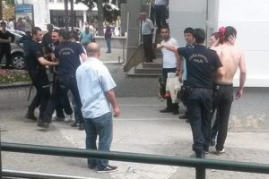 Bursa Valiliği &ouml;n&uuml;nde b&ouml;yle kavga ettiler!
