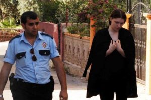 Baba &ccedil;ocuklarını rehin aldı