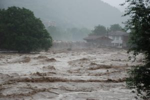 Sel karayolunu kapattı