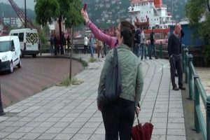 Bir yandan sel bir yandan selfie!