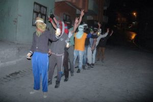 Polis lojmanlarını hedef aldılar