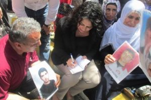 CHP'li vekiller eylem yapan ailelerle