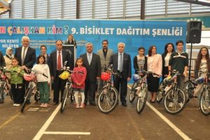 Bozbey'den &ccedil;alışkan &ouml;ğrencilere bisiklet