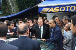 &Ccedil;ay davetini geri &ccedil;evirmeyen Başbakan