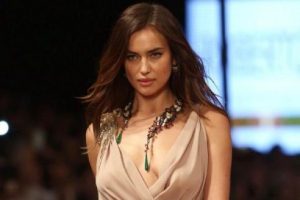 Irina Shayk yırtık elbiseyle podyumda