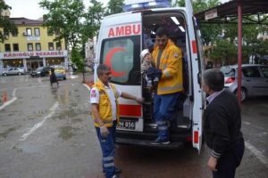 Bursa'da  k&uuml;&ccedil;&uuml;k &ccedil;ocuk 2 metre y&uuml;kseklikten d&uuml;şt&uuml;