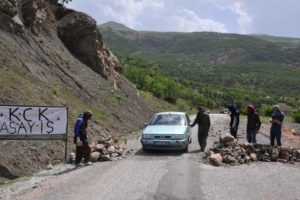 &Ccedil;atak'ta PKK'lılar yol kesip, kimlik kontrol&uuml;ne başladı