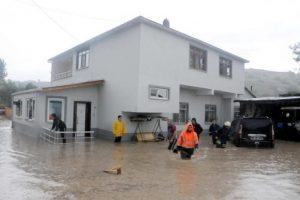 Sağanak yağış nedeniyle evleri su bastı