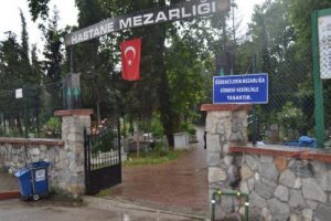 &Ouml;ğrencilerin mezarlığa girmesi yasaklandı