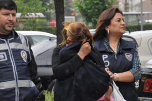 Eşini bı&ccedil;akla yaralayan kadın tutuklandı