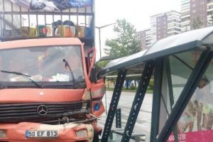 Otob&uuml;s durağına &ccedil;arptı
