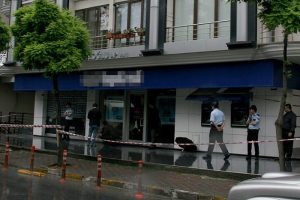 500 bin TL'yi alarak ka&ccedil;tılar