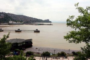 Sel suları denizin rengini değiştirdi