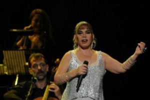 Sezen Aksu bikinili fotoğraf davasını kazandı