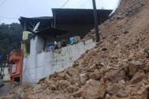 Sivas'ta korkutan heyelan