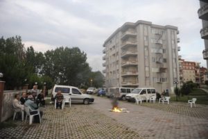 Depremde hasar g&ouml;ren site kapatıldı, sakinleri sokakta kaldı