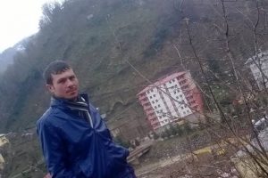 Tomruk y&uuml;kl&uuml; kamyon devrildi: 1 &ouml;l&uuml;, 2 yaralı