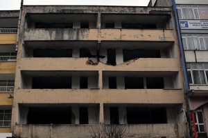 &Ccedil;anakkale'de ağır hasarlı 10 bina tahliye edildi