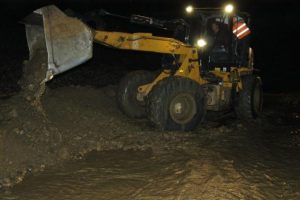 Heyelan yolu ulaşıma kapattı