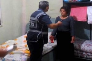Cono kadın ile polis arasında g&uuml;ld&uuml;ren diyalog