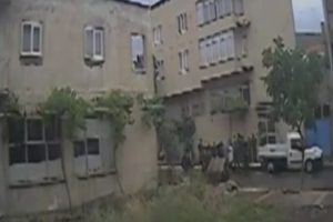 Yaşlı adam kamyonetin altında b&ouml;yle kaldı !