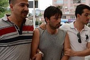 İki kız &ccedil;ocuğunu inşaata g&ouml;t&uuml;r&uuml;p...