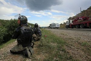 Yol kapatan ter&ouml;r &ouml;rg&uuml;t&uuml; yandaşlarına m&uuml;dahale