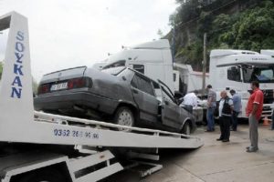 Otomobil iki TIR'a &ccedil;arptı