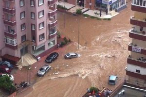 Sağanak yağış yaşamı fel&ccedil; etti