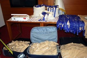 Pantolon kemerleri arasında 138 kilogram eroin