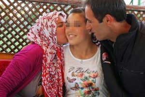 Dağdan kurtarılan kızı anneler bağrına bastı