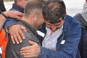 Babalar birbirine sarılıp ağladılar!
