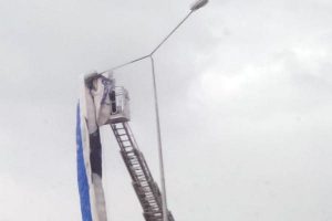 Yama&ccedil; paraş&uuml;t&uuml; yaparken direğe takıldı