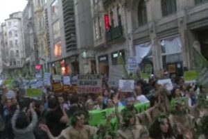 Taksim'de polis m&uuml;dahalesi