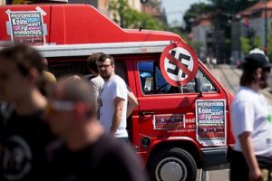 Almanya'da Neonazilerin y&uuml;r&uuml;y&uuml;ş&uuml; engellendi