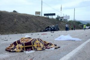 D&uuml;ğ&uuml;n yolunda feci kaza! Gelin &ouml;ld&uuml;, damat yaralandı