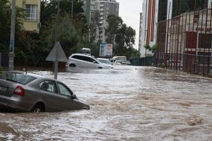 Şiddetli yağış su baskınlarına yol a&ccedil;tı