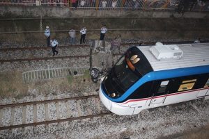 Tren rayına otomobil d&uuml;şt&uuml;