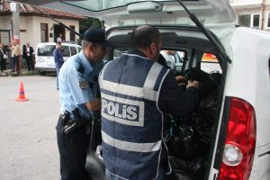Bursa'da baskın yapan polise davul zurnalı karşılama