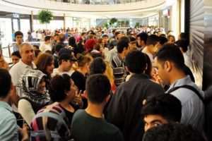 1 TL'lik ayakkabı izdihamı