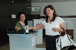 Kosovalılar erken se&ccedil;im i&ccedil;in sandık başında