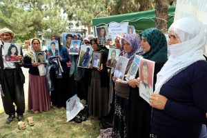 &Ccedil;ocukları ka&ccedil;ırılan aileler a&ccedil;lık grevine başlıyor