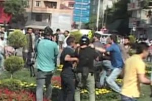 Tepki g&ouml;steren şahsa lin&ccedil; girişimi