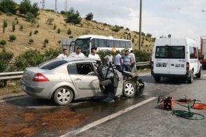 Yol ayrımında kaza: 1 &ouml;l&uuml;, 2 yaralı