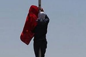 T&uuml;rk bayrağını indirdiler!