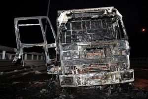 Ter&ouml;ristler askeri kamyonu ateşe verdi