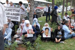 Diyarbakır'da anneler a&ccedil;lık grevine başladı