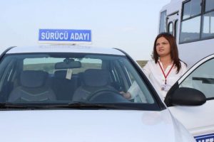 Bayanlar s&uuml;r&uuml;yor, erkekler &ouml;ğreniyor